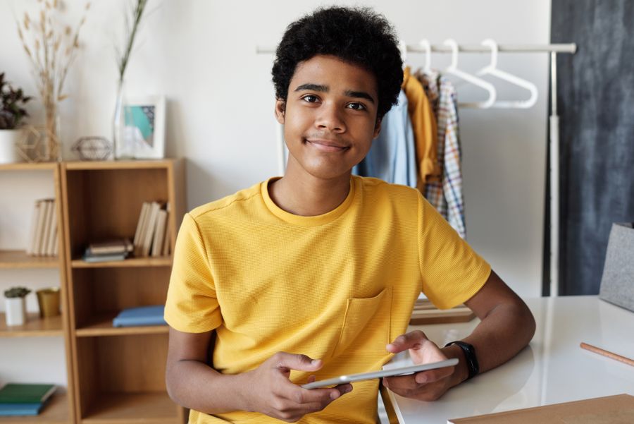 Niño adolescente con iPad base para educación online