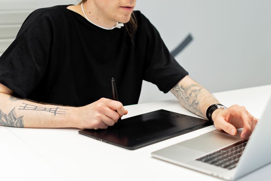 Artista digital con tableta gráfica