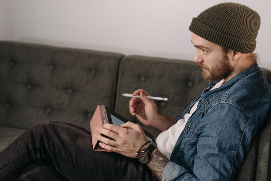 Hombre dibujando con lápiz digital en tablet