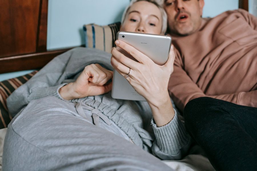 Pareja viendo película en tablet