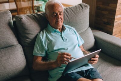 Cómo elegir una tablet para personas mayores