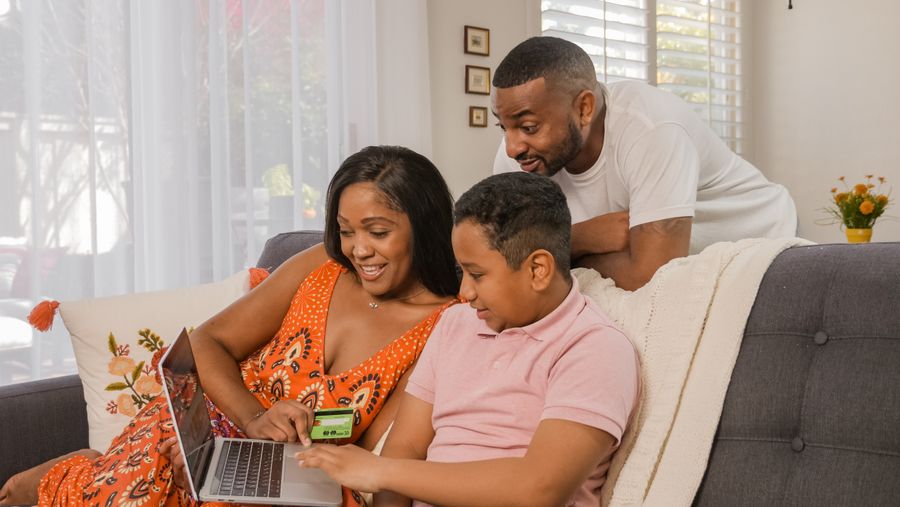 Familia realizando compra online segura