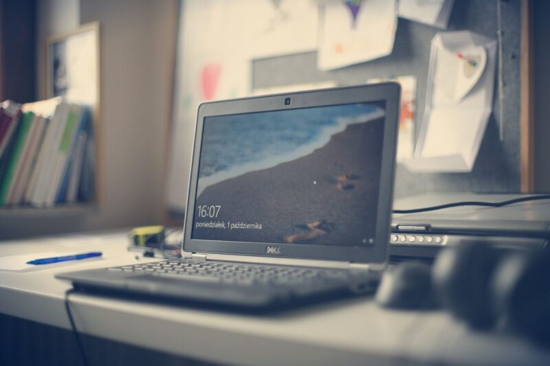 portatil dell espacio trabajo moderno Portátil Dell en espacio de trabajo moderno