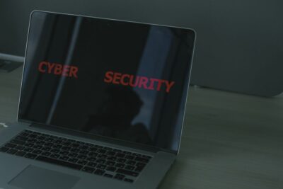 Blindaje y cuidado integral: Guía práctica para extender la vida y resguardar la información de tu pantalla portátil